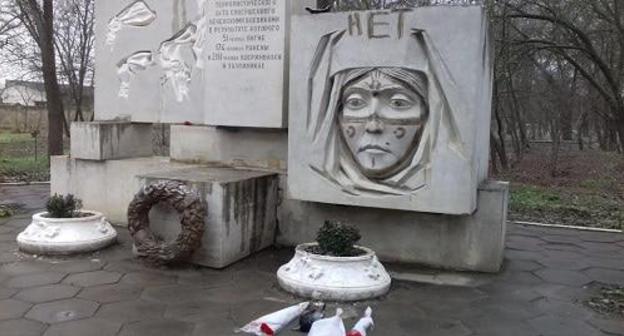 A desecrated monument to 1996 terror act victims in the city of Kizlyar. January 25, 2018. Photo by the press service of the city administration A desecrated monument to 1996 terror act victims in the city of Kizlyar. January 25, 2018. Photo by the press service of the city administration