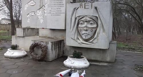 A desecrated monument to 1996 terror act victims in the city of Kizlyar. January 25, 2018. Photo by the press service of the city administration A desecrated monument to 1996 terror act victims in the city of Kizlyar. January 25, 2018. Photo by the press service of the city administration