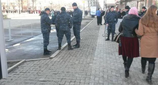 Law enforcers cordon off area in Grozny, February 3, 2018. Photo by the Caucasian Knot correspondent Law enforcers cordon off area in Grozny, February 3, 2018. Photo by the Caucasian Knot correspondent