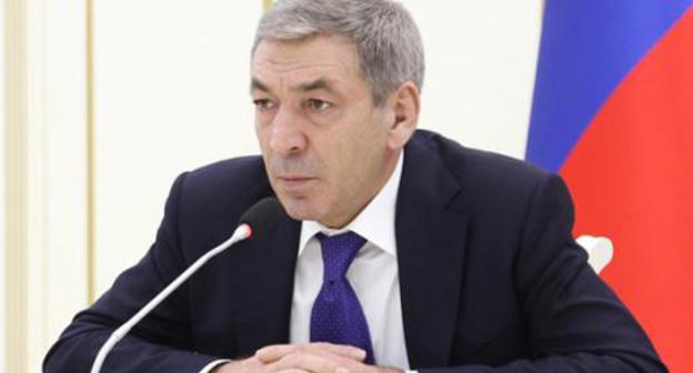 Abdusamad Gamidov. Photo http://www.e-dag.ru/novosti/novosti-pravitelstva/vrio-premer-ministra-zatreboval-otchet-u-glav-mo-o-vyplate-zarabotnoj-platy-rabotnikam-byudzhetnoj-sfery.html Abdusamad Gamidov. Photo http://www.e-dag.ru/novosti/novosti-pravitelstva/vrio-premer-ministra-zatreboval-otchet-u-glav-mo-o-vyplate-zarabotnoj-platy-rabotnikam-byudzhetnoj-sfery.html