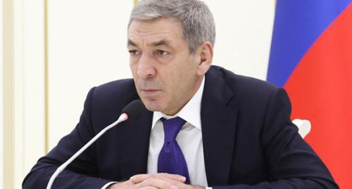 Abdusamad Gamidov. Photo http://www.e-dag.ru/novosti/novosti-pravitelstva/vrio-premer-ministra-zatreboval-otchet-u-glav-mo-o-vyplate-zarabotnoj-platy-rabotnikam-byudzhetnoj-sfery.html