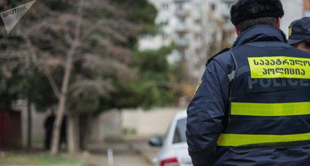 A police officer at the crime scene. Photo Sputnik / Levan Avlabreli
https://sputnik-georgia.ru/incidents/20180207/239209925/Zhestokaja-rasprava-s-semej-polkovnika-zapasa-v-Tbilisi-novye-detali.html A police officer at the crime scene. Photo Sputnik / Levan Avlabreli
https://sputnik-georgia.ru/incidents/20180207/239209925/Zhestokaja-rasprava-s-semej-polkovnika-zapasa-v-Tbilisi-novye-detali.html