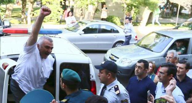 Afghan Mukhtarly near the building of the court. May 2017. Photo: REUTERS/Aziz Karimov Afghan Mukhtarly near the building of the court. May 2017. Photo: REUTERS/Aziz Karimov