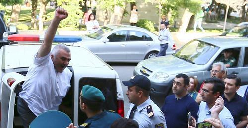 Afghan Mukhtarly near the building of the court. May 2017. Photo: REUTERS/Aziz Karimov Afghan Mukhtarly near the building of the court. May 2017. Photo: REUTERS/Aziz Karimov