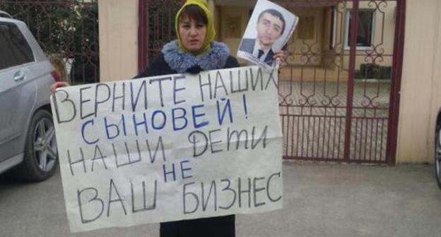 Gulya Karakhanova, mother of Magomed Karakhanov who disappeared in Derbent, held a picket near the City Prosecutor's Office. February 9, 2018. Photo courtesy of Gulya Karakhanova Gulya Karakhanova, mother of Magomed Karakhanov who disappeared in Derbent, held a picket near the City Prosecutor's Office. February 9, 2018. Photo courtesy of Gulya Karakhanova