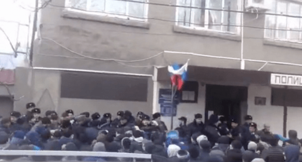 Residents of the Dagestani village of Akhty have gathered near the police station on February 9, 2018. Screenshot of the video from the Telegram channel "Akhty 24" Residents of the Dagestani village of Akhty have gathered near the police station on February 9, 2018. Screenshot of the video from the Telegram channel "Akhty 24"