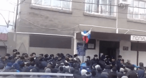 Residents of the Dagestani village of Akhty have gathered near the police station on February 9, 2018. Screenshot of the video from the Telegram channel "Akhty 24" Residents of the Dagestani village of Akhty have gathered near the police station on February 9, 2018. Screenshot of the video from the Telegram channel "Akhty 24"