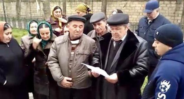 Relatives of missing Derbent resident come to a protest action, Derbent, February 11, 2018. Photo by the ‘Caucasian Knot’ correspondent Relatives of missing Derbent resident come to a protest action, Derbent, February 11, 2018. Photo by the ‘Caucasian Knot’ correspondent