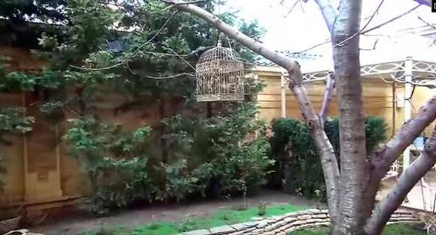 Backyard of the house that belongs to one of detained members of Dagestani government. Screenshot of video at: www.youtube.com/watch?time_continue=58&v=8_SZ_0qeI10 Backyard of the house that belongs to one of detained members of Dagestani government. Screenshot of video at: www.youtube.com/watch?time_continue=58&v=8_SZ_0qeI10