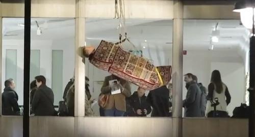 The painter held an action in support of gays of Chechnya near the art gallery. Photo: screenshot of the BBC video https://www.youtube.com/watch?v=dkw8NE8Rj0M The painter held an action in support of gays of Chechnya near the art gallery. Photo: screenshot of the BBC video https://www.youtube.com/watch?v=dkw8NE8Rj0M