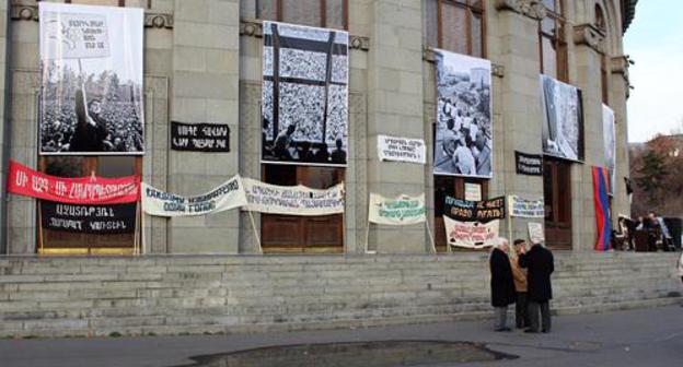 Banners and photos on Yerevan Opera Theater, February 20, 2018. Photo by Tigran Petrosyan for the "Caucasian Knot" Banners and photos on Yerevan Opera Theater, February 20, 2018. Photo by Tigran Petrosyan for the "Caucasian Knot"