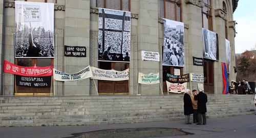 Banners and photos on Yerevan Opera Theater, February 20, 2018. Photo by Tigran Petrosyan for the "Caucasian Knot" Banners and photos on Yerevan Opera Theater, February 20, 2018. Photo by Tigran Petrosyan for the "Caucasian Knot"