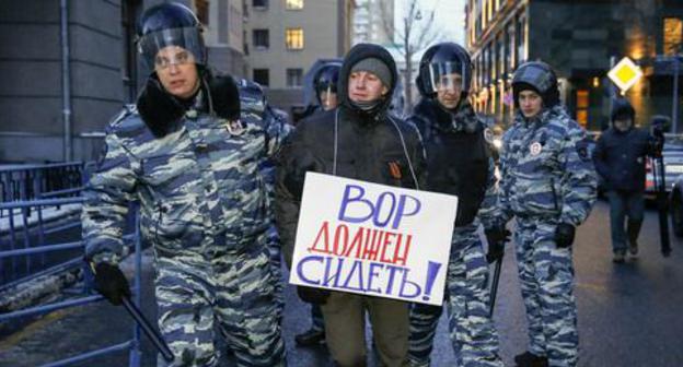 The police detains the participant of the protest action against corruption. Moscow, December 2014. Photo REUTERS/Tatyana Makeyeva (RUSSIA - Tags: BUSINESS CRIME LAW POLITICS CIVIL UNREST) The police detains the participant of the protest action against corruption. Moscow, December 2014. Photo REUTERS/Tatyana Makeyeva (RUSSIA - Tags: BUSINESS CRIME LAW POLITICS CIVIL UNREST)