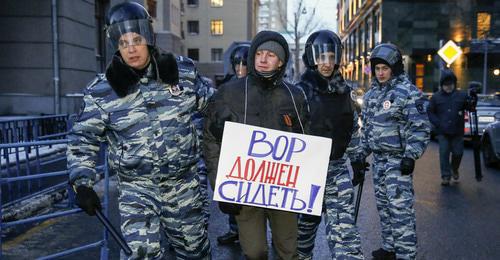 The police detains the participant of the protest action against corruption. Moscow, December 2014. Photo REUTERS/Tatyana Makeyeva (RUSSIA - Tags: BUSINESS CRIME LAW POLITICS CIVIL UNREST) The police detains the participant of the protest action against corruption. Moscow, December 2014. Photo REUTERS/Tatyana Makeyeva (RUSSIA - Tags: BUSINESS CRIME LAW POLITICS CIVIL UNREST)