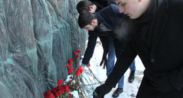 Laying flowers at the memorial "Wall of Sorrow". Moscow, February 22, 2018. Photo by Gor Alexanyan for the "Caucasian Knot" Laying flowers at the memorial "Wall of Sorrow". Moscow, February 22, 2018. Photo by Gor Alexanyan for the "Caucasian Knot"