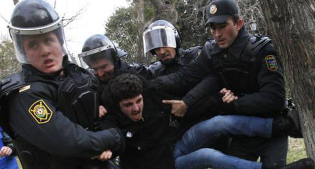 The police detains an activist. Baku, January 2013. Photo: REUTERS/David Mdzinarishvili The police detains an activist. Baku, January 2013. Photo: REUTERS/David Mdzinarishvili