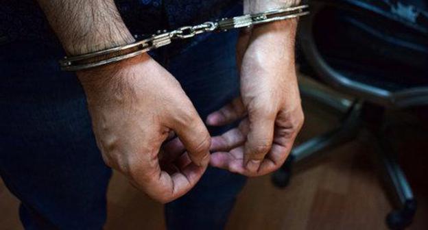 A man in handcuffs. Photo © Sputnik / Anar Mustafayev https://ru.sputnik.az/incidents/20180220/414125415/byvshij-zek-avtomat-zaderzhan-baku.html A man in handcuffs. Photo © Sputnik / Anar Mustafayev https://ru.sputnik.az/incidents/20180220/414125415/byvshij-zek-avtomat-zaderzhan-baku.html