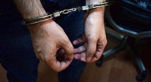 A man in handcuffs. Photo © Sputnik / Anar Mustafayev https://ru.sputnik.az/incidents/20180220/414125415/byvshij-zek-avtomat-zaderzhan-baku.html A man in handcuffs. Photo © Sputnik / Anar Mustafayev https://ru.sputnik.az/incidents/20180220/414125415/byvshij-zek-avtomat-zaderzhan-baku.html