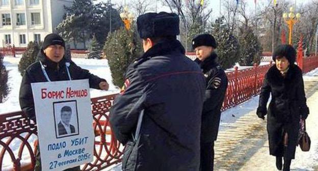 Journalist Vitaly Kadaev holds solo pickets in memory of Boris Nemtsov, Elista, February 27, 2018. Photo is provided to the Caucasian Knot by Valery Badmaev. Journalist Vitaly Kadaev holds solo pickets in memory of Boris Nemtsov, Elista, February 27, 2018. Photo is provided to the Caucasian Knot by Valery Badmaev.
