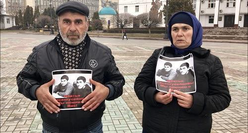 Parents of Nabi and Gasangusein Gasanguseinov in the square in Makhachkala. Photo by the "Caucasian Knot" correspondent Parents of Nabi and Gasangusein Gasanguseinov in the square in Makhachkala. Photo by the "Caucasian Knot" correspondent
