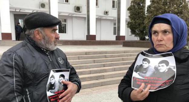 Parents of the murdered Gasanguseinov brothers are waiting for a meeting with officials at the Dagestani government building, Makhachkala, March 12, 2018. Photo by Patimat Makhmudova for the Caucasian Knot. Parents of the murdered Gasanguseinov brothers are waiting for a meeting with officials at the Dagestani government building, Makhachkala, March 12, 2018. Photo by Patimat Makhmudova for the Caucasian Knot.