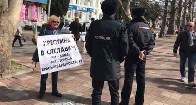 Dalia Zaviatskene holds picket, Gelendjik, March 8, 2018. Photo by Mikhail Benyash. Dalia Zaviatskene holds picket, Gelendjik, March 8, 2018. Photo by Mikhail Benyash.