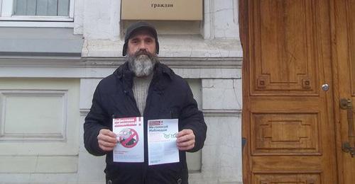 Mikhail Anisenko holds solo picket, Astrakhan, March 16, 2018. Photo by Olga Veter for the Caucaisan Knot. Mikhail Anisenko holds solo picket, Astrakhan, March 16, 2018. Photo by Olga Veter for the Caucaisan Knot.