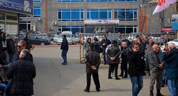 People at "Rustavi-2" TV Channel building. Photo: © Sputnik / Alexander Imedashvili
https://sputnik-georgia.ru/incidents/20180319/239726876/Shutka-o-Hriste-privela-k-besporjadkam-u-zdanija-telekanala-v-Tbilisi.html
People at "Rustavi-2" TV Channel building. Photo: © Sputnik / Alexander Imedashvili
https://sputnik-georgia.ru/incidents/20180319/239726876/Shutka-o-Hriste-privela-k-besporjadkam-u-zdanija-telekanala-v-Tbilisi.html
