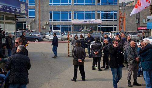 People at "Rustavi-2" TV Channel building. Photo: © Sputnik / Alexander Imedashvili
https://sputnik-georgia.ru/incidents/20180319/239726876/Shutka-o-Hriste-privela-k-besporjadkam-u-zdanija-telekanala-v-Tbilisi.html
People at "Rustavi-2" TV Channel building. Photo: © Sputnik / Alexander Imedashvili
https://sputnik-georgia.ru/incidents/20180319/239726876/Shutka-o-Hriste-privela-k-besporjadkam-u-zdanija-telekanala-v-Tbilisi.html