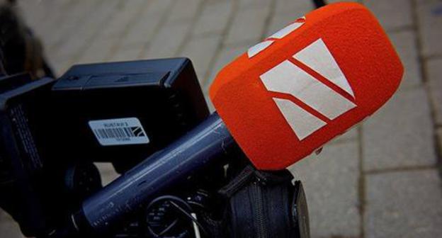 Microphone and camera of 'Rustavi-2' filming team. Photo: © Sputnik / Alexander Imedashvili https://sputnik-georgia.ru/reviews/20170722/236727499/Pochemu-TV-Rustavi-2-ne-platit-nalogi.html Microphone and camera of 'Rustavi-2' filming team. Photo: © Sputnik / Alexander Imedashvili https://sputnik-georgia.ru/reviews/20170722/236727499/Pochemu-TV-Rustavi-2-ne-platit-nalogi.html