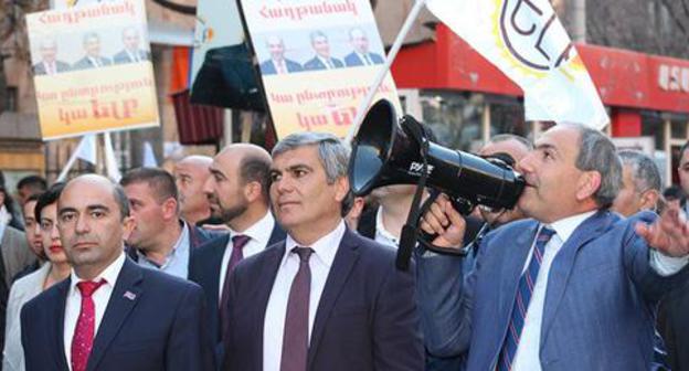 Leaders of the "Elk" bloc Edmon Marukyan, Aram Sarkisyan and Nikol Pashinyan (from left to right) at pre-election march in Yerevan. Photo by Tigran Petrosyan for the Caucasian Knot. Leaders of the "Elk" bloc Edmon Marukyan, Aram Sarkisyan and Nikol Pashinyan (from left to right) at pre-election march in Yerevan. Photo by Tigran Petrosyan for the Caucasian Knot.
