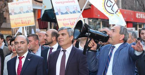 Leaders of the "Elk" bloc Edmon Marukyan, Aram Sarkisyan and Nikol Pashinyan (from left to right) at pre-election march in Yerevan. Photo by Tigran Petrosyan for the Caucasian Knot. Leaders of the "Elk" bloc Edmon Marukyan, Aram Sarkisyan and Nikol Pashinyan (from left to right) at pre-election march in Yerevan. Photo by Tigran Petrosyan for the Caucasian Knot.