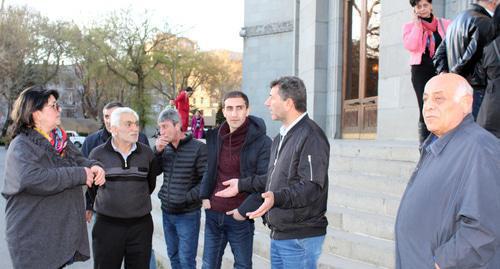 A retired Colonel Volodya Avetisyan declared a sitdown strike with his supporters. March 21, 2018. Photo by Armine Martirosyan for the "Caucasian Knot" A retired Colonel Volodya Avetisyan declared a sitdown strike with his supporters. March 21, 2018. Photo by Armine Martirosyan for the "Caucasian Knot"