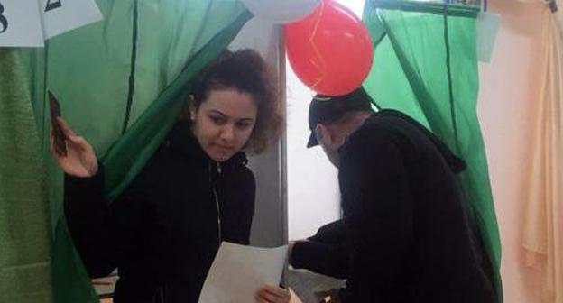 Voting at a polling station No. 207 in the Yablonovsky urban village. Adygea, March 18, 2018. Photo by Anna Gritsevich for the "Caucasian Knot" Voting at a polling station No. 207 in the Yablonovsky urban village. Adygea, March 18, 2018. Photo by Anna Gritsevich for the "Caucasian Knot"
