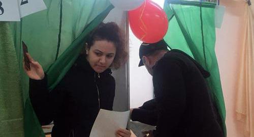 Voting at a polling station No. 207 in the Yablonovsky urban village. Adygea, March 18, 2018. Photo by Anna Gritsevich for the "Caucasian Knot" Voting at a polling station No. 207 in the Yablonovsky urban village. Adygea, March 18, 2018. Photo by Anna Gritsevich for the "Caucasian Knot"