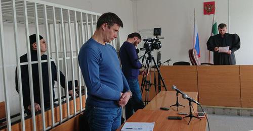 Advocate Pyotr Zaikin (on the right) and Oyub Titiev in the court room. Grozny, April 4, 2018. Photo by the press service of the HRC "Memorial" Advocate Pyotr Zaikin (on the right) and Oyub Titiev in the court room. Grozny, April 4, 2018. Photo by the press service of the HRC "Memorial"