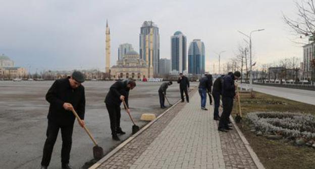 Obligatory community clean-up in Grozny. Photo: press service of Grozny Mayoralty Obligatory community clean-up in Grozny. Photo: press service of Grozny Mayoralty