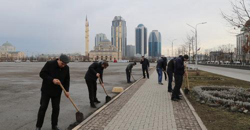 Obligatory community clean-up in Grozny. Photo: press service of Grozny Mayoralty Obligatory community clean-up in Grozny. Photo: press service of Grozny Mayoralty