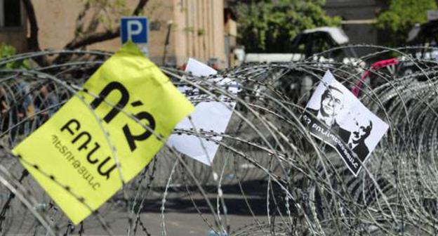 Serzh Sargsyan's photo in a leaflet put on a barbed wire. Yerevan, April 17, 2018. Photo by Tigran Petrosyan for the "Caucasian Knot" Serzh Sargsyan's photo in a leaflet put on a barbed wire. Yerevan, April 17, 2018. Photo by Tigran Petrosyan for the "Caucasian Knot"