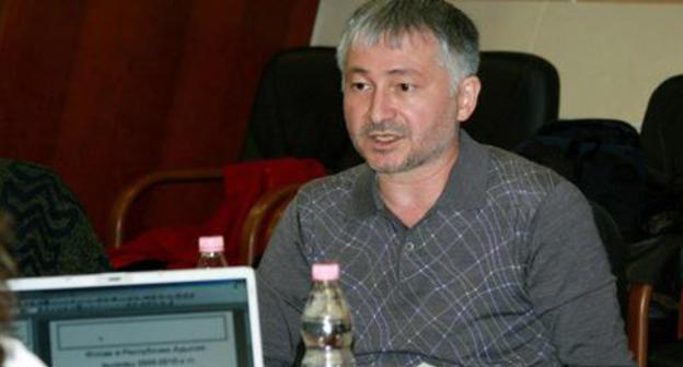 Akhmet Yarlykapov. Photo: press service of the School of International Relations at MGIMO http://www.imi.mgimo.ru/ru/component/content/article/12-glavnaya/899-v-mgimo-obsudili-problemu-radikalizatsii-musulman-na-severnom-kavkaze.html Akhmet Yarlykapov. Photo: press service of the School of International Relations at MGIMO http://www.imi.mgimo.ru/ru/component/content/article/12-glavnaya/899-v-mgimo-obsudili-problemu-radikalizatsii-musulman-na-severnom-kavkaze.html