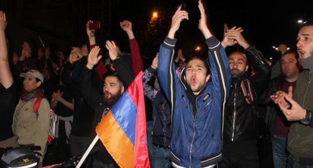 Activists opposing the election of Serzh Sargsyan the Prime Minister of Armenia in the square in Yerevan. Photo by Tigran Petrosyan for the "Caucasian Knot" Activists opposing the election of Serzh Sargsyan the Prime Minister of Armenia in the square in Yerevan. Photo by Tigran Petrosyan for the "Caucasian Knot"