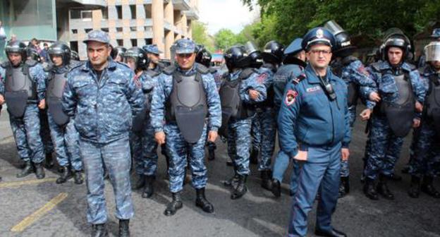 The police in Yerevan on April 19, 2018. Photo by Tigran Petrosyan for the "Caucasian Knot" The police in Yerevan on April 19, 2018. Photo by Tigran Petrosyan for the "Caucasian Knot"