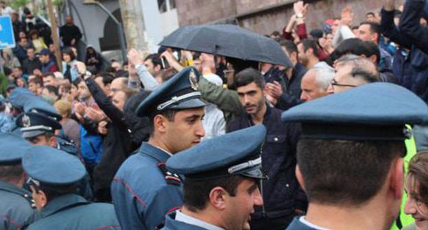 The police officers are talking to protesters. Yerevan, April 20, 2018. Photo by Tigran Petrosyan for the "Caucasian Knot" The police officers are talking to protesters. Yerevan, April 20, 2018. Photo by Tigran Petrosyan for the "Caucasian Knot"