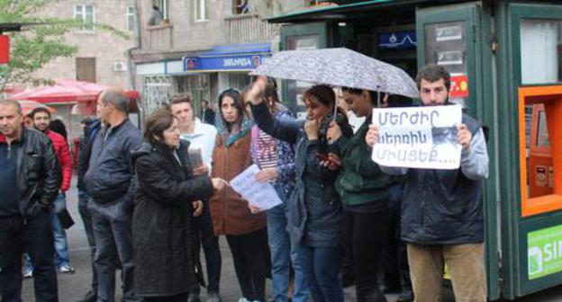 Residents of Yerevan during the protest action in the streets. April 20, 2018. Photo by Tigran Petrosyan for the "Caucasian Knot" Residents of Yerevan during the protest action in the streets. April 20, 2018. Photo by Tigran Petrosyan for the "Caucasian Knot"