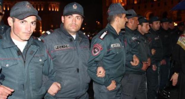 The police blocked the streets in Yerevan. April 20, 2018. Photo by Tigran Petrosyan for the "Caucasian Knot" The police blocked the streets in Yerevan. April 20, 2018. Photo by Tigran Petrosyan for the "Caucasian Knot"