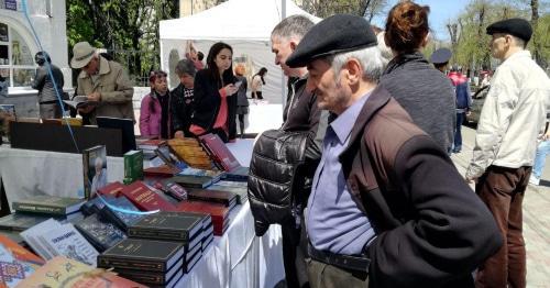 Vladikavkaz resident at book fair, April 23, 2018. Photo by Emma Marzoeva for the Caucasian Knot. Vladikavkaz resident at book fair, April 23, 2018. Photo by Emma Marzoeva for the Caucasian Knot.
