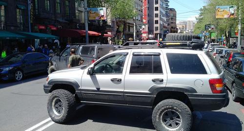 Activists blocked Tumanyan Street for 15 minutes and then drove away. Photo by Grigory Shvedov. Activists blocked Tumanyan Street for 15 minutes and then drove away. Photo by Grigory Shvedov.
