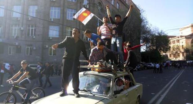Participants of protest rally at Republic Square in Yerevan, April 25, 2018. Photo by Tigran Petrosyan for the Caucasian Knot. Participants of protest rally at Republic Square in Yerevan, April 25, 2018. Photo by Tigran Petrosyan for the Caucasian Knot.