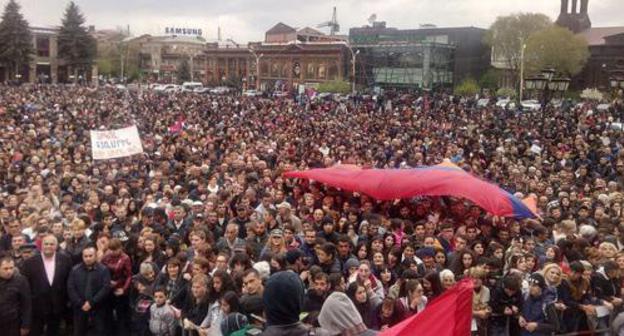 Rally in Gyumri, April 27. 2018. Photo by Artem Shabanov for the Caucasian Knot. Rally in Gyumri, April 27. 2018. Photo by Artem Shabanov for the Caucasian Knot.