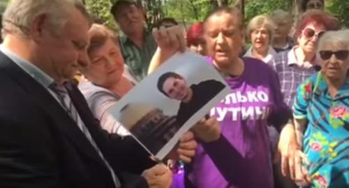 Activists of the patriotic movement "Putin's Detachments" burn Pavel Durov's portrait. Screenshot from video: https://www.youtube.com/watch?time_continue=17&v=UgObJgny2iM Activists of the patriotic movement "Putin's Detachments" burn Pavel Durov's portrait. Screenshot from video: https://www.youtube.com/watch?time_continue=17&v=UgObJgny2iM